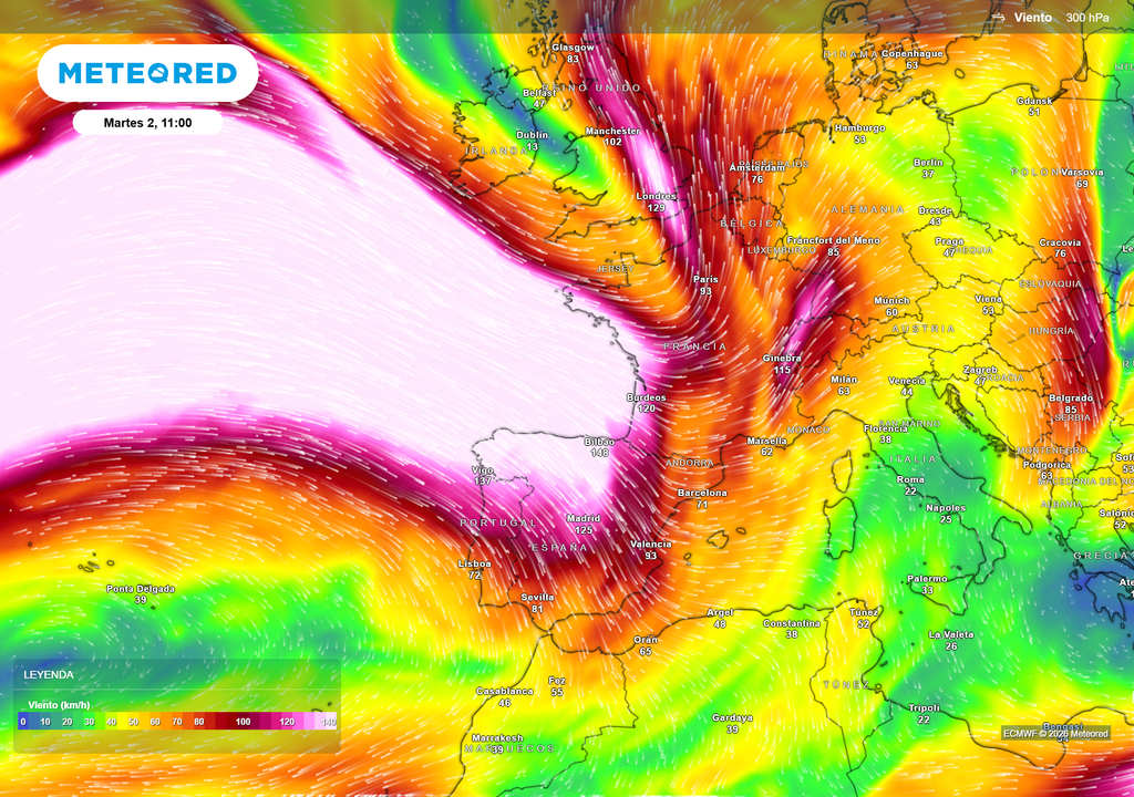 El flujo de máximos de viento en altura circulará predominantemente de oste a este, pudiendo atraer un pequeño frente frío el martes.