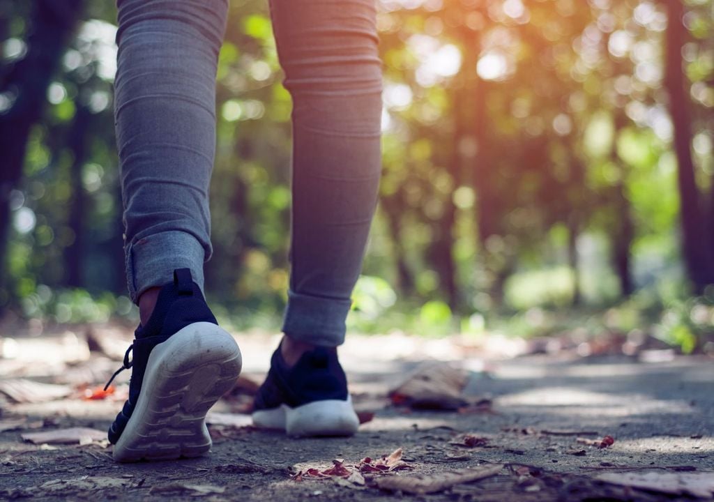 Caminar forma parte de la vida diaria y no requiere equipamiento ni rutinas complejas. El estudio analiza cómo incluso pequeños niveles de movimiento pueden influir en la salud mental.