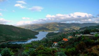 Caminhar no Ger&ecirc;s entre abril e dezembro com guia e tempo para descobrir a natureza e o patrim&oacute;nio