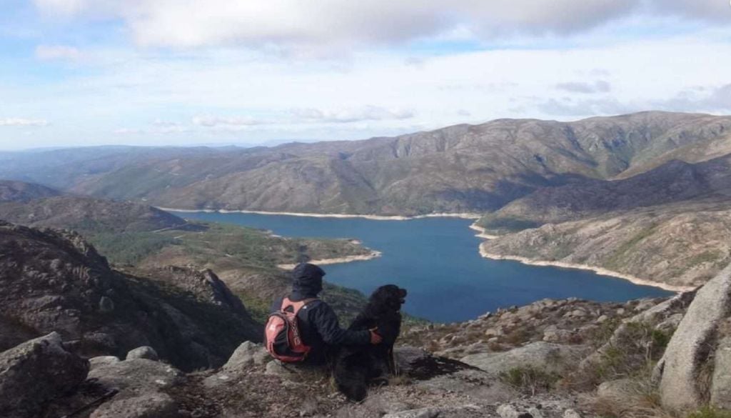Os trilhos do Gerês revelam paisagens que mudam a cada curva e convidam a caminhar sem pressa. Foto: Paulo Figueredo/ Associação Gerês Viver Turismo
