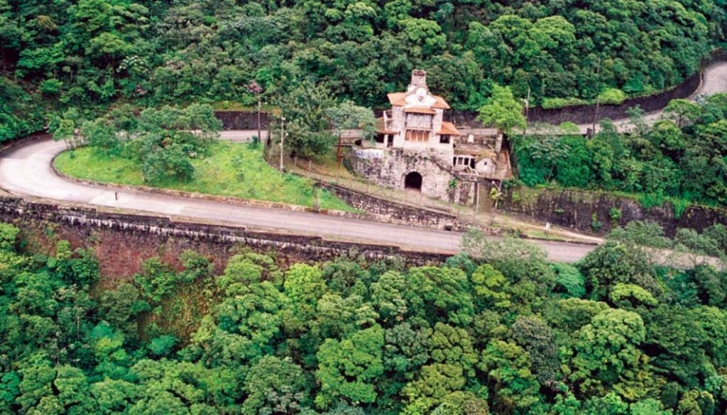 Trecho da Estrada Velha de Santos (atualmente estrada Caminhos do Mar) com um dos seus monumentos históricos, o Rancho da Maioridade. Crédito: Divulgação.