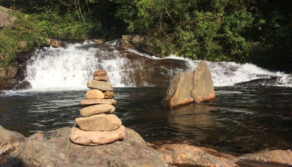A Cachoeira da Torre possui uma vista maravilhosa para as montanhas. A trilha até ela tem cerca de 9 km de extensão (ida e volta), uma duração média de 6 horas, e só pode ser feita com acompanhamento de guia. Crédito: Divulgação.