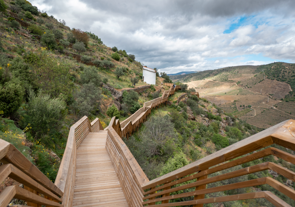 Ao longo do rio, vais ver dezenas de pombais circulares de pedra. Antigamente, serviam para produzir "pombinho", o fertilizante natural mais cobiçado da região