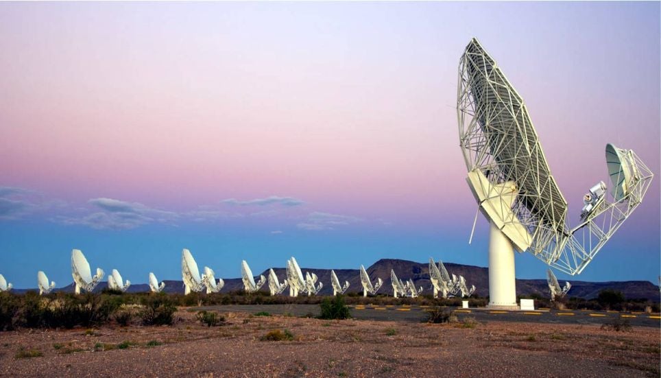 Radiotélescope MeerKAT, situé en Afrique du Sud. Crédit image : © Square Kilometre Array Organisation (SKAO) / South African Radio Astronomy Observatory (SARAO).