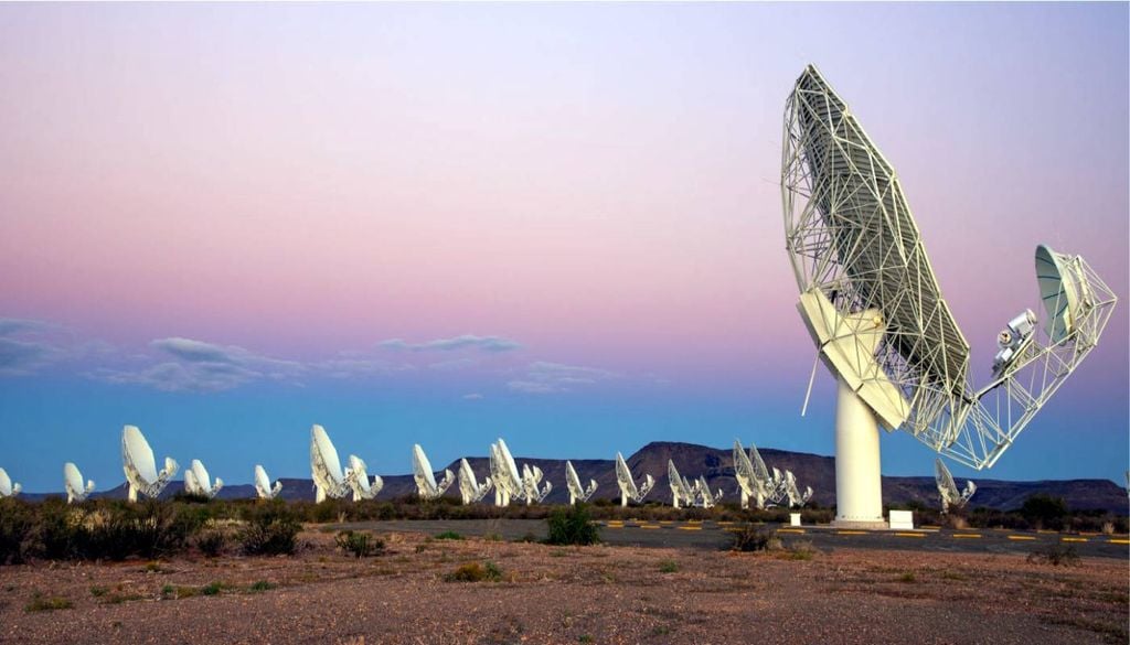 Radiotelescópios MeerKAT, localizados na África do Sul. Crédito da imagem: © Square Kilometre Array Organisation (SKAO) / South African Radio Astronomy Observatory (SARAO)