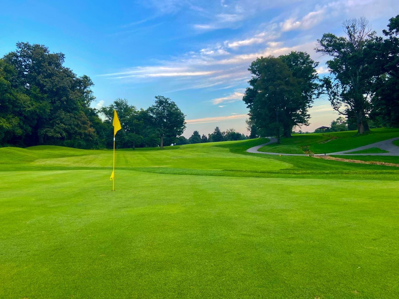 Los campos de golf utilizan una cantidad ingente de terrenos verdes superando en extensión a las granjas eólicas y solares. Imagen de Golf Digest