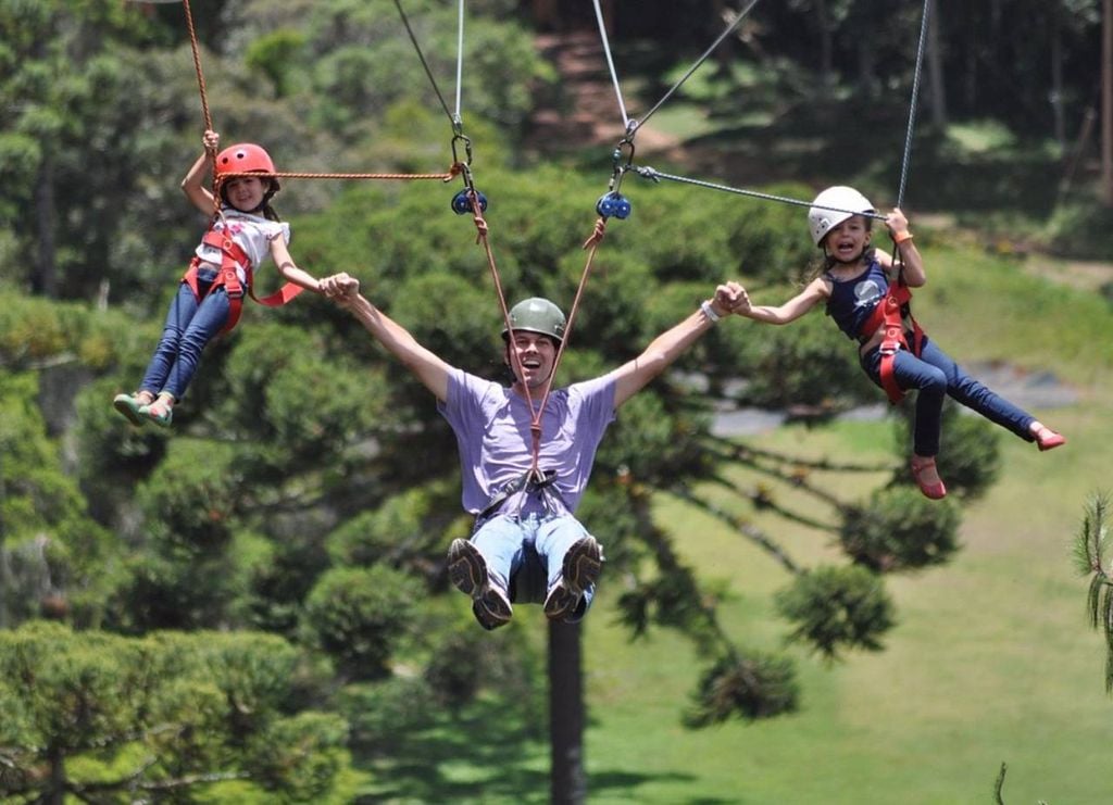 Tirolesa no Parque Tarundu em Campos do Jordão (SP) é uma das diversas atividades que o parque oferece. Crédito: Divulgação.