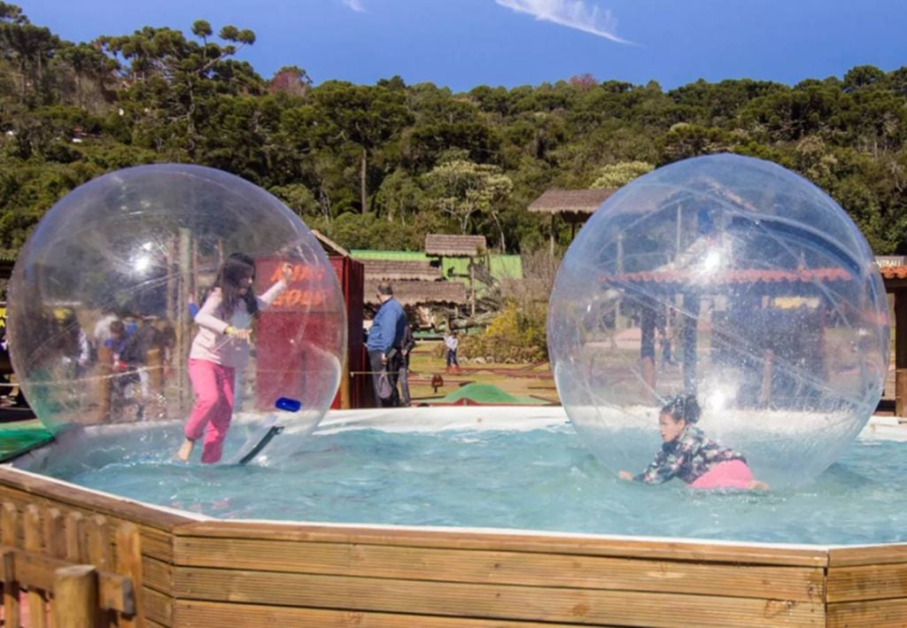 Atração Water Ball no Parque Tarundu, em que a criança fica em uma pequena piscina, dentro de uma bola inflável. Crédito: Divulgação.