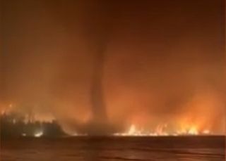 Canada, il tornado attraversa l'incendio: ecco il video del mostruoso fenomeno