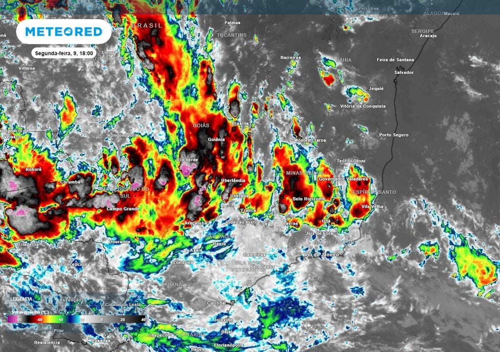 Imagem de satélite (Infravermelho) nesta segunda-feira de tarde mostra uma faixa de tempestades severas se formando entre o Sudeste e o Centro-Oeste, que pode se intensificar.