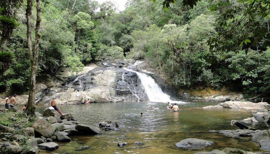 A Cachoeira do Pitú fica localizada na Comunidade de Itapitangui, a cerca de 13 km do centro de Cananéia, no interior de São Paulo. Crédito: penhascoaventura.blogspot.com