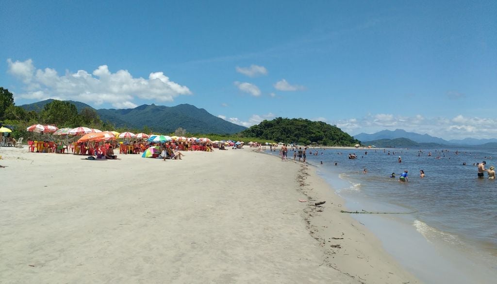 A Praia do Pereirinha fica a cerca de 5 km do centro de Cananéia e é a mais acessível, muito procurada por famílias. Crédito: © Renato Monteiro/Google.