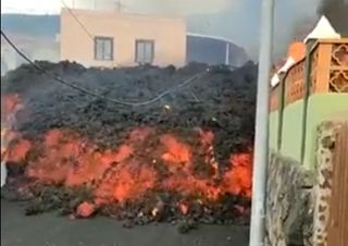 Eruzione vulcanica alla Canarie, la lava distrugge le case: i video