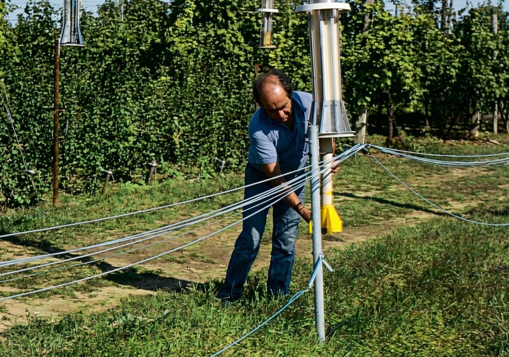Foguete Italrazzi de explosão, pronto para lançamento. A tecnologia de explosão de foguetes dentro de nuvens de tempestade também se mostrou ineficiente (imagem por Morgan, 1984)