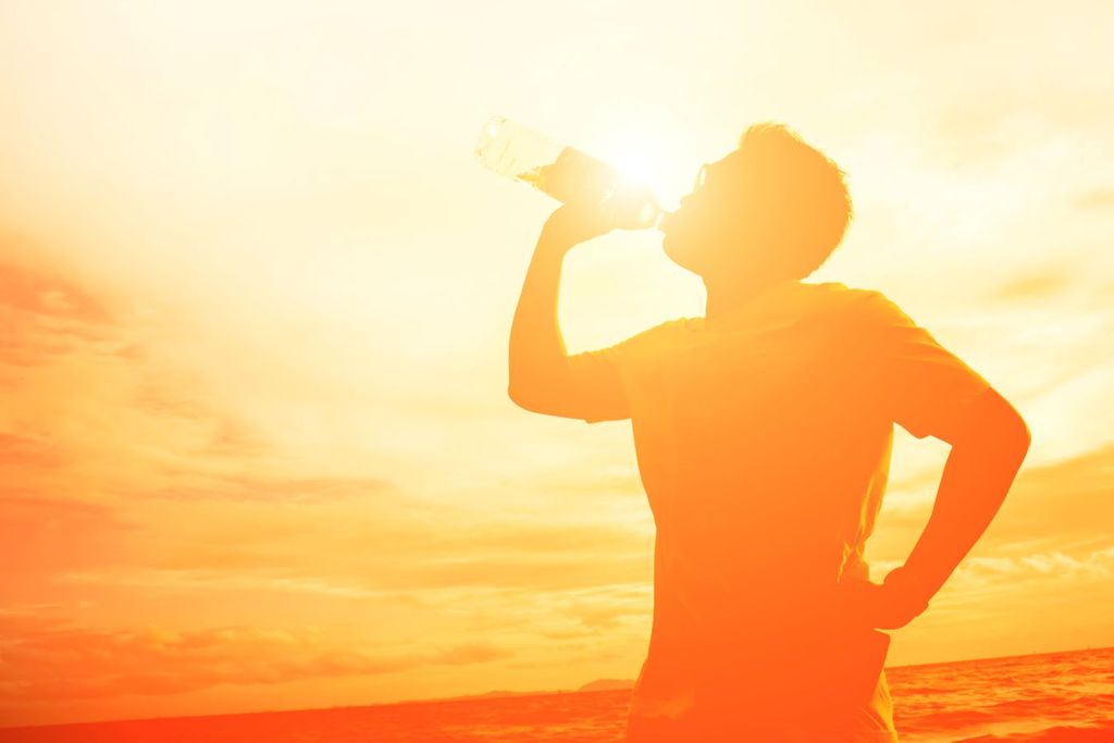Se debe mantener bien hidratado tomando agua embotellada o hervida.