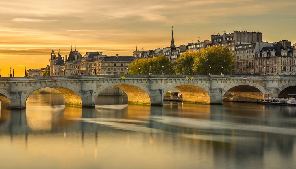 Le Pont-Neuf vu de la Seine. Le Pont-Neuf vu de la Seine.