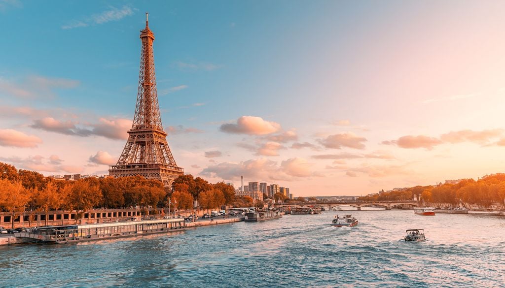 La Tour Eiffel au coucher du soleil. La Tour Eiffel au coucher du soleil.