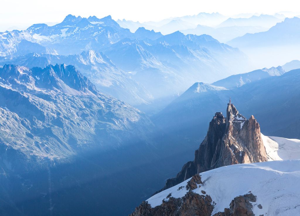 L'Aiguille du Midi culmine à 3842 mètres. L'Aiguille du Midi culmine à 3842 mètres.