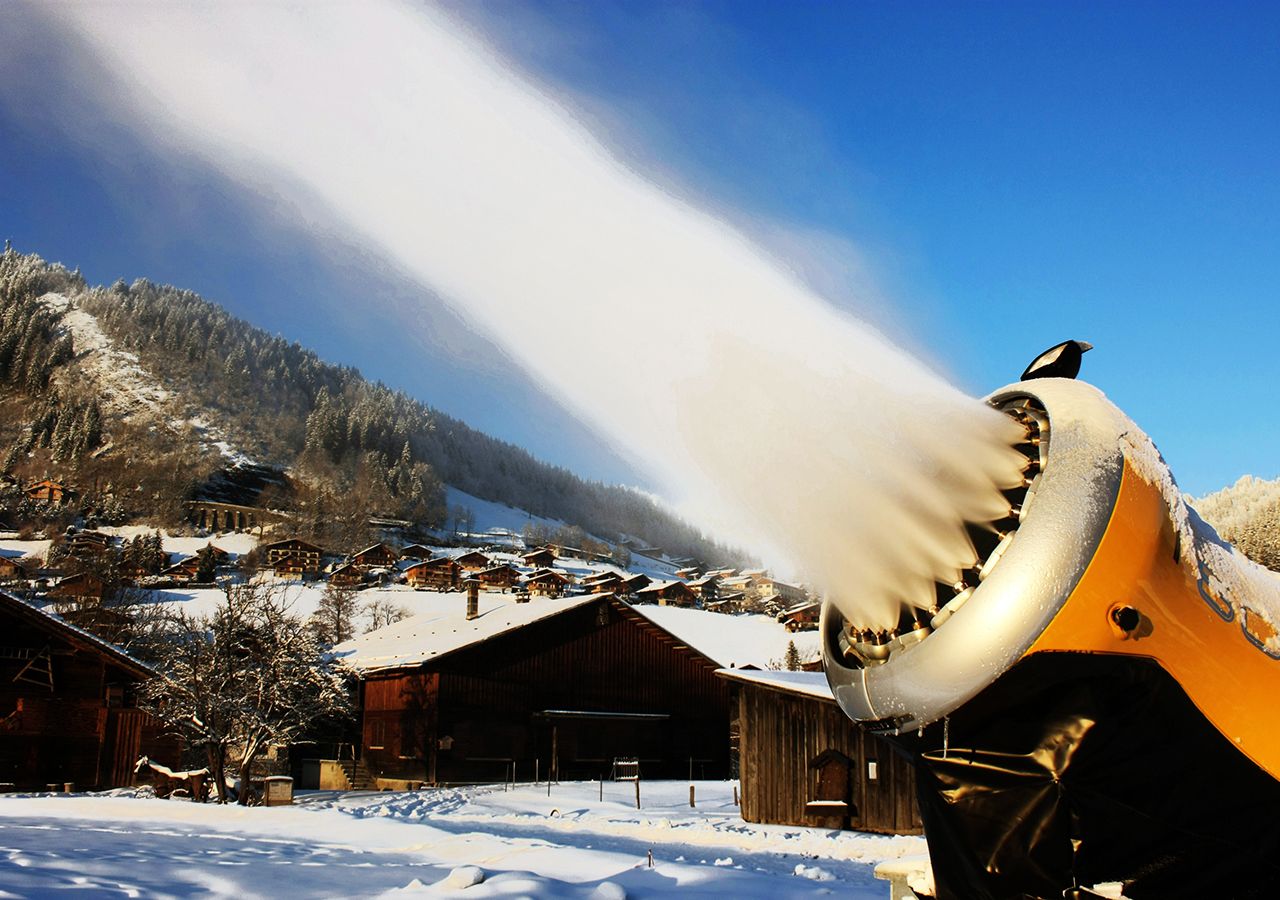 El Cañón De La Nieve Produce Nieve Artificial Imagen de archivo - Imagen de  ventilador, bosque: 85302893