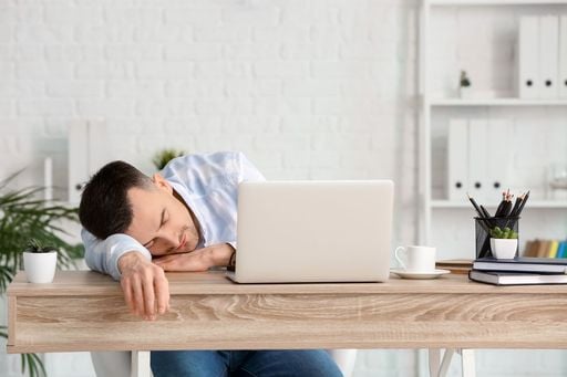 Cansancio a las 3 de la tarde: la ciencia explica la raz&oacute;n biol&oacute;gica tras el baj&oacute;n y como recuperar tu energ&iacute;a
