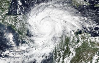 Cantidades de hielo nuboso en ciclones tropicales y su intensificación