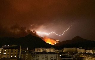 Caos de rayos, fuego y viento