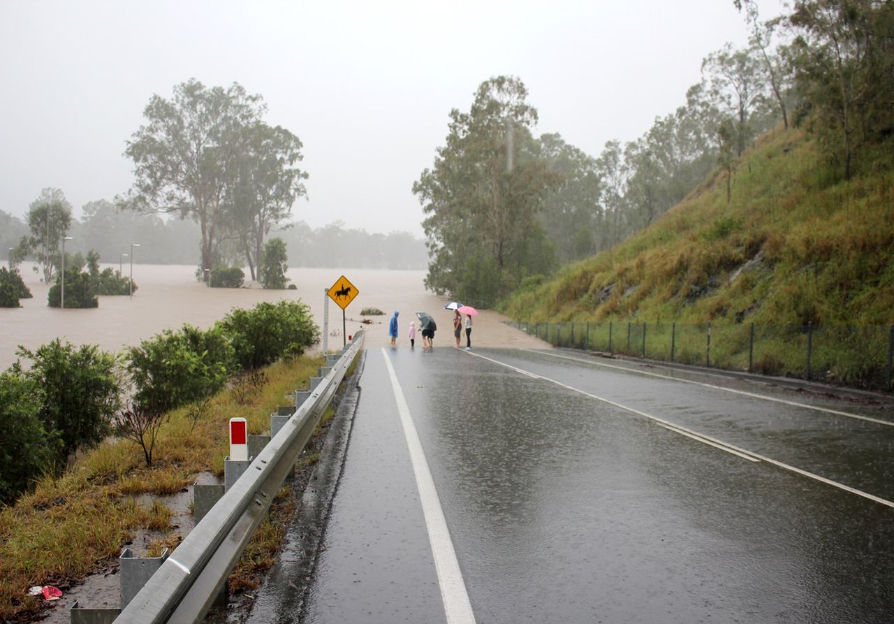 Inundações históricas em Queensland, com algumas áreas a registarem 870 mm de precipitação em apenas 24 horas.