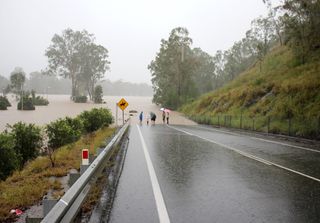 Caos e solidariedade durante as inundações de North Queensland, após 870 mm de precipitação em 24 horas