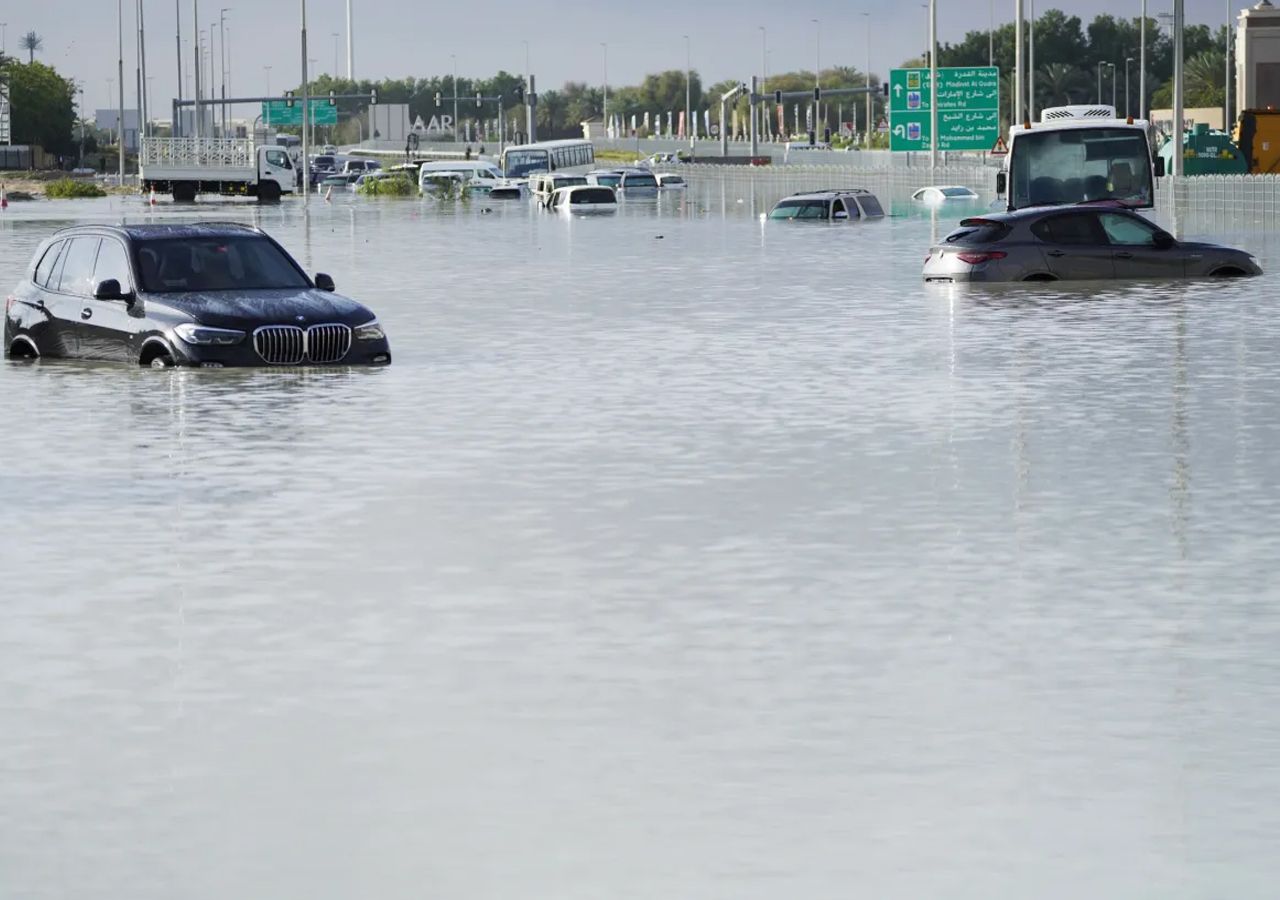 Toda la península arábiga se vio castigada por un extraordinario temporal de lluvias que acumularon hasta más de 200 mm en 24 h. En Omán hubo 18 muertos.