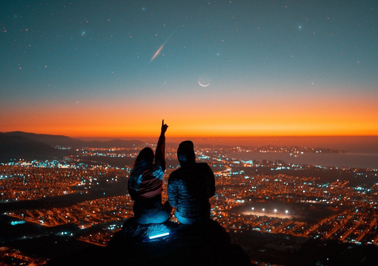 A atmosfera fica mais rarefeita e os detritos espaciais demoram mais para cair, aumentando o risco de colisões.