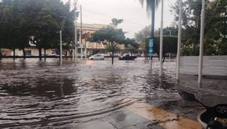Caos en Guadalajara por aguaceros que dejan calles convertidas en r&iacute;os y autos varados bajo 2.5 metros de agua