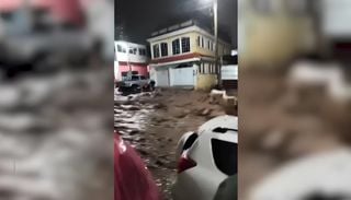 Caos en Guatemala: una inundaci&oacute;n s&uacute;bita arrastra decenas de veh&iacute;culos y deja graves da&ntilde;os en Almolonga y Fraijanes