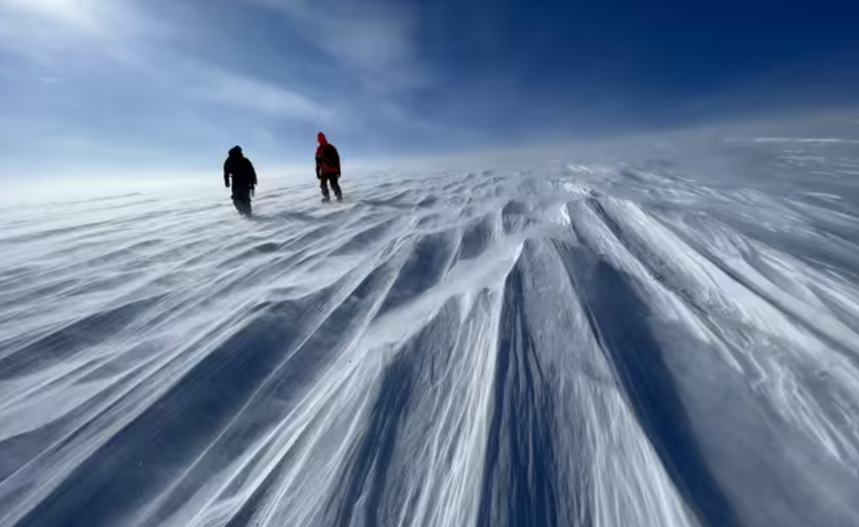 Miembros del equipo GreenDrill en Prudhoe Dome, una importante capa de hielo que forma parte de la capa de hielo de Groenlandia. El primer estudio del proyecto muestra que esta capa de hielo desapareció hace 7.000 años. Foto: Jason Briner/Universidad de Buffalo