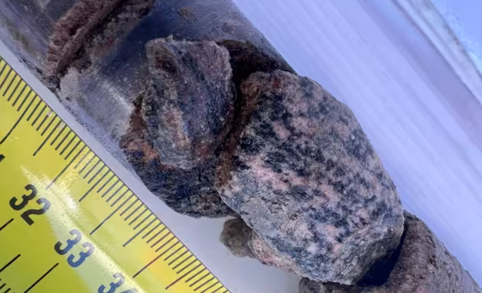 Una regla que mide un núcleo de roca madre y sedimento extraído a 91 m por debajo de la capa de hielo de Groenlandia. Un núcleo de roca madre y sedimento extraído de 91 metros por debajo de la capa de hielo de Groenlandia, cerca del borde del domo de Prudhoe. Este estudio analizó otro núcleo extraído de 488 metros (1600 pies) antes de la capa de hielo. Foto: Jason Briner/Universidad de Buffalo