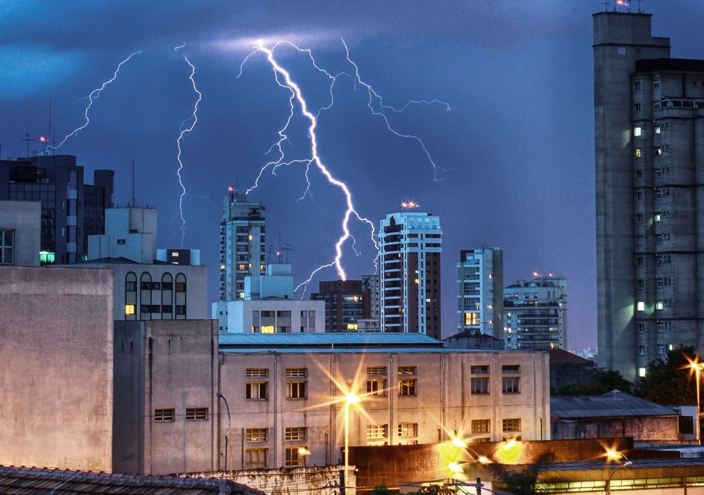 Fotografia de raios atingindo a cidade de São Paulo.