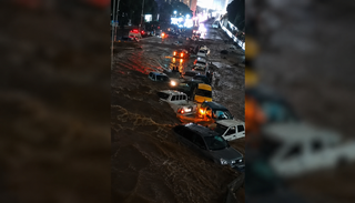 Las calles de Caracas se convierten en ríos: las lluvias torrenciales arrastran cientos de vehículos