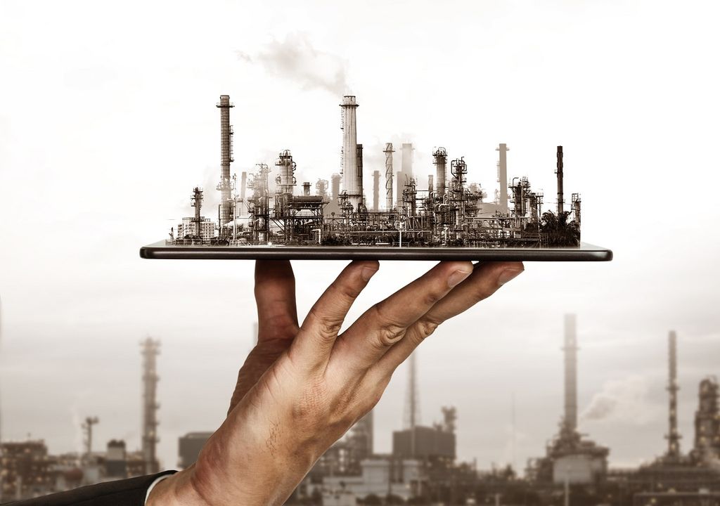Refinería sobre las manos; industrialización; combustibles fósiles