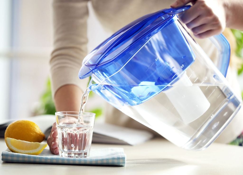 Carafe Eau Filtre Pollution Robinet La carafe filtrante est l'une des méthodes de filtration de l'eau les plus populaires car elle est peu onéreuse mais est-elle vraiment efficace ?