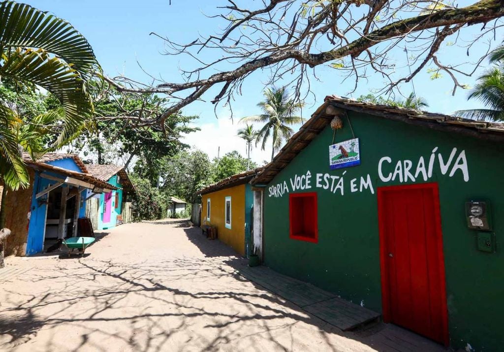 A vila de Caraíva é marcada pela vida simples, sem veículos motorizados e ruas de areia, preservando um ambiente tranquilo. Crédito: Divulgação.