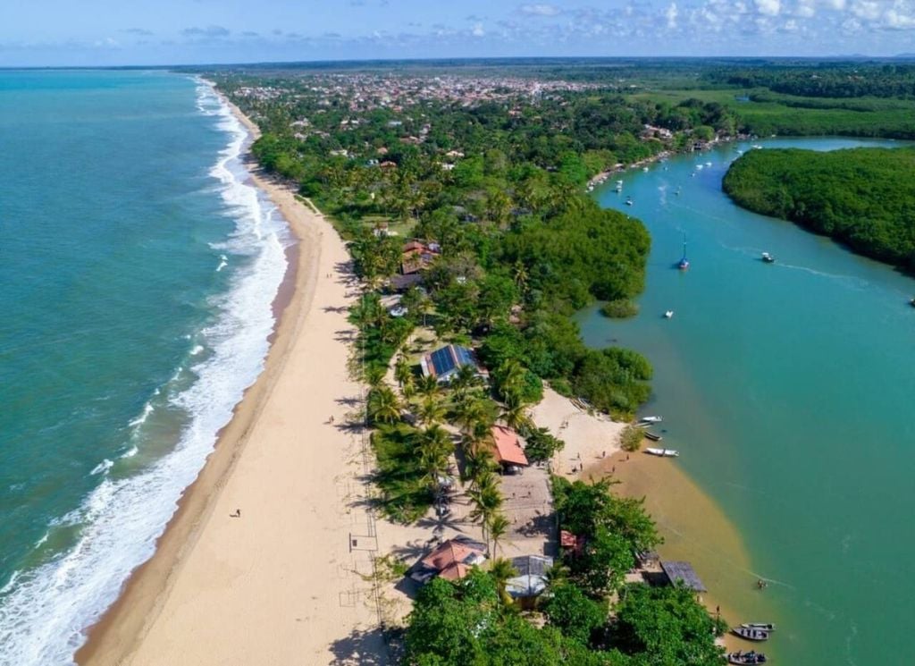 A praia da Barra, em Caraíva, tem o seu encanto particular: praia de um lado e o rio do outro. Crédito: Divulgação.