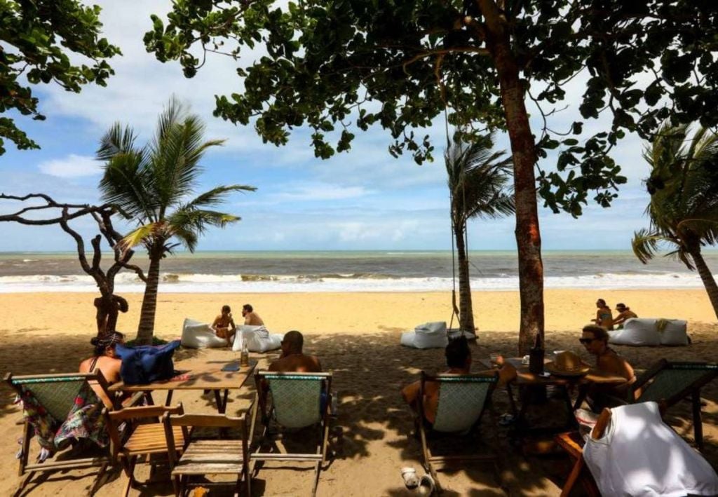Uma parte da longa extensão da Praia de Caraíva (Bahia). Crédito: Divulgação.