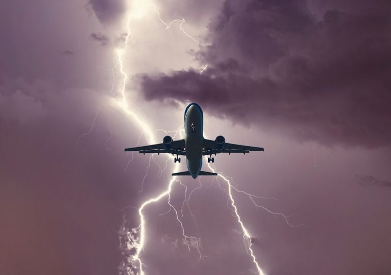 avion, aeronave, tormenta, rayo, vuelo, volar, miedo, estudio, cargas, electricidad avion, aeronave, tormenta, rayo, vuelo, volar, miedo, estudio, cargas, electricidad