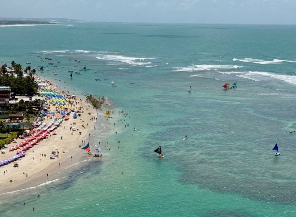 Este é um dos destinos de praia mais famosos do Brasil, renomado por suas piscinas naturais de águas mornas, cristalinas e repletas de peixes. Crédito: Divulgação.