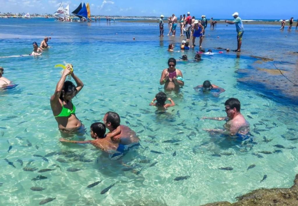 As piscinas naturais da Vila são o seu cartão-postal, e ficam a cerca de 200 metros da praia da vila. Crédito: Divulgação.