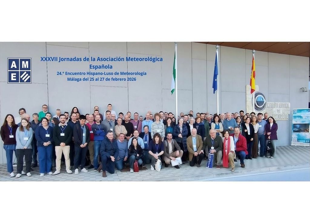 Fotografía de familia de los participantes en las XXXVII Jornadas de la AME y el 25º Encuentro Hispano-Luso de Meteorología, celebrados en el Centro Oceanográfico de Málaga.