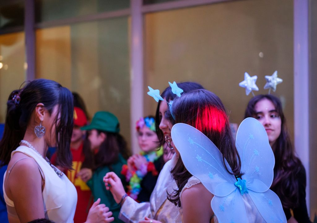 Entre confetes e música, esta festa continua a ser um retrato fiel do espírito poveiro: simples, genuíno e sempre aberto a quem quiser participar. Foto: CM Póvoa de Varzim