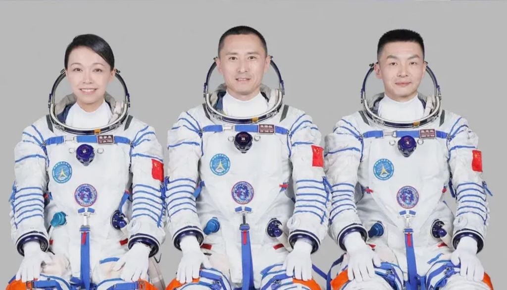 Tripulación de la misión china Shenzhou 23 a la estación espacial Tiangong. Lai Ka-ying, Zhu Yangzhu y Zhang Zhiyuan. Crédito: CNSA.