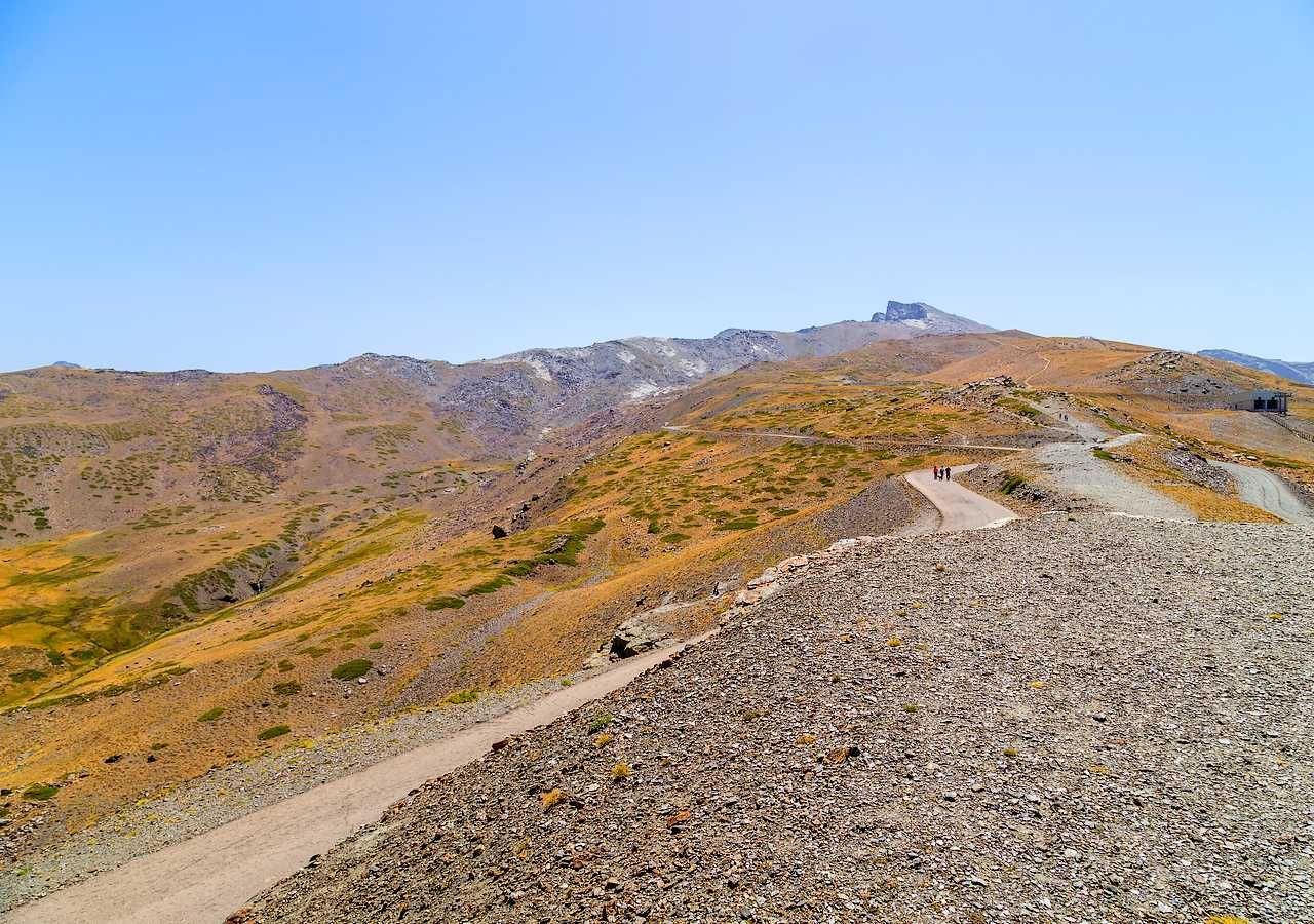 La carretera pavimentada más alta de España conduce al techo de la Península, pero en la actualidad su uso está restringido.