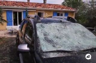 Carros destruídos pelo granizo em Charente