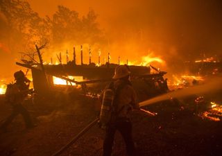 Casas queimam em um incêndio de 7.000 hectares ao norte de Los Angeles